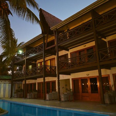 Hotel Baobab Cafe Морондава Екстериор снимка