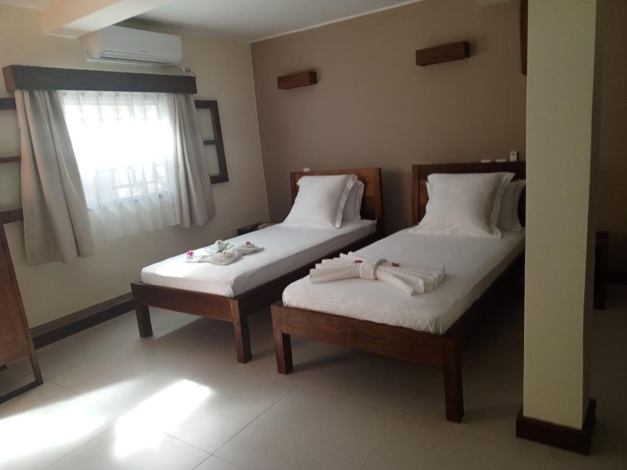 Hotel Baobab Cafe Морондава Екстериор снимка
