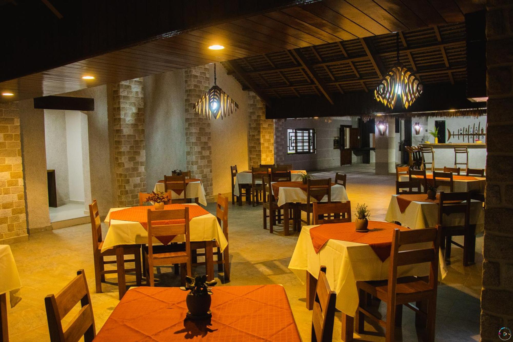 Hotel Baobab Cafe Морондава Екстериор снимка