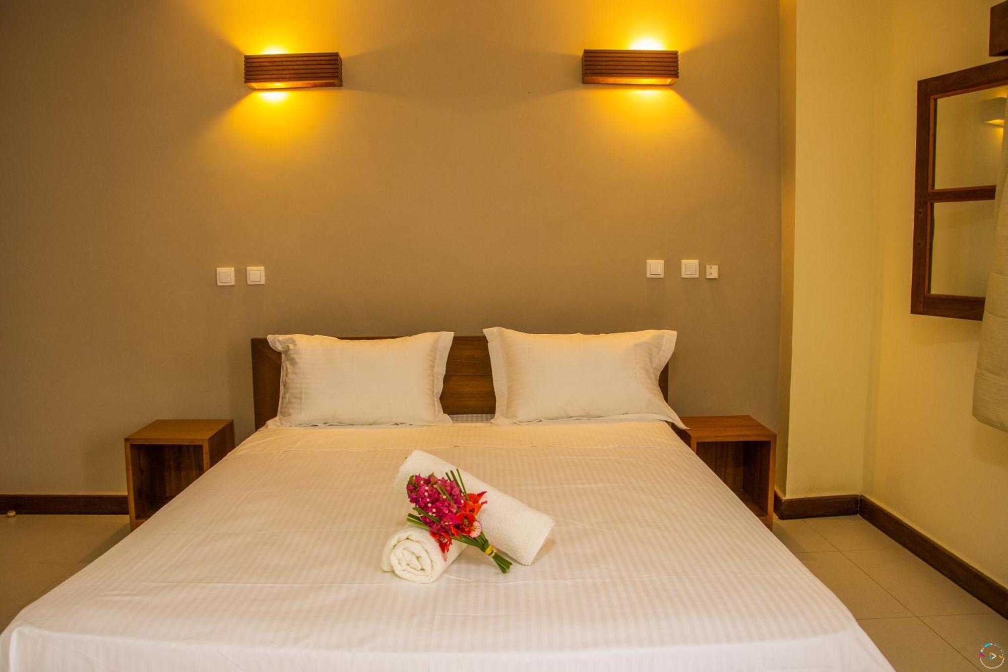 Hotel Baobab Cafe Морондава Екстериор снимка