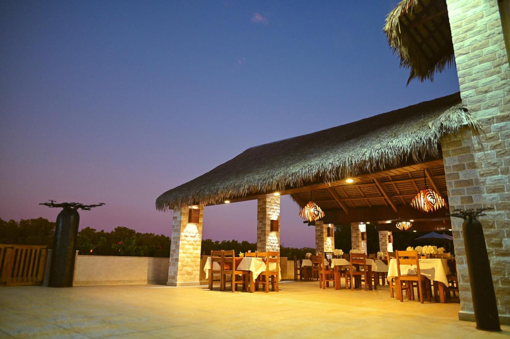 Hotel Baobab Cafe Морондава Екстериор снимка