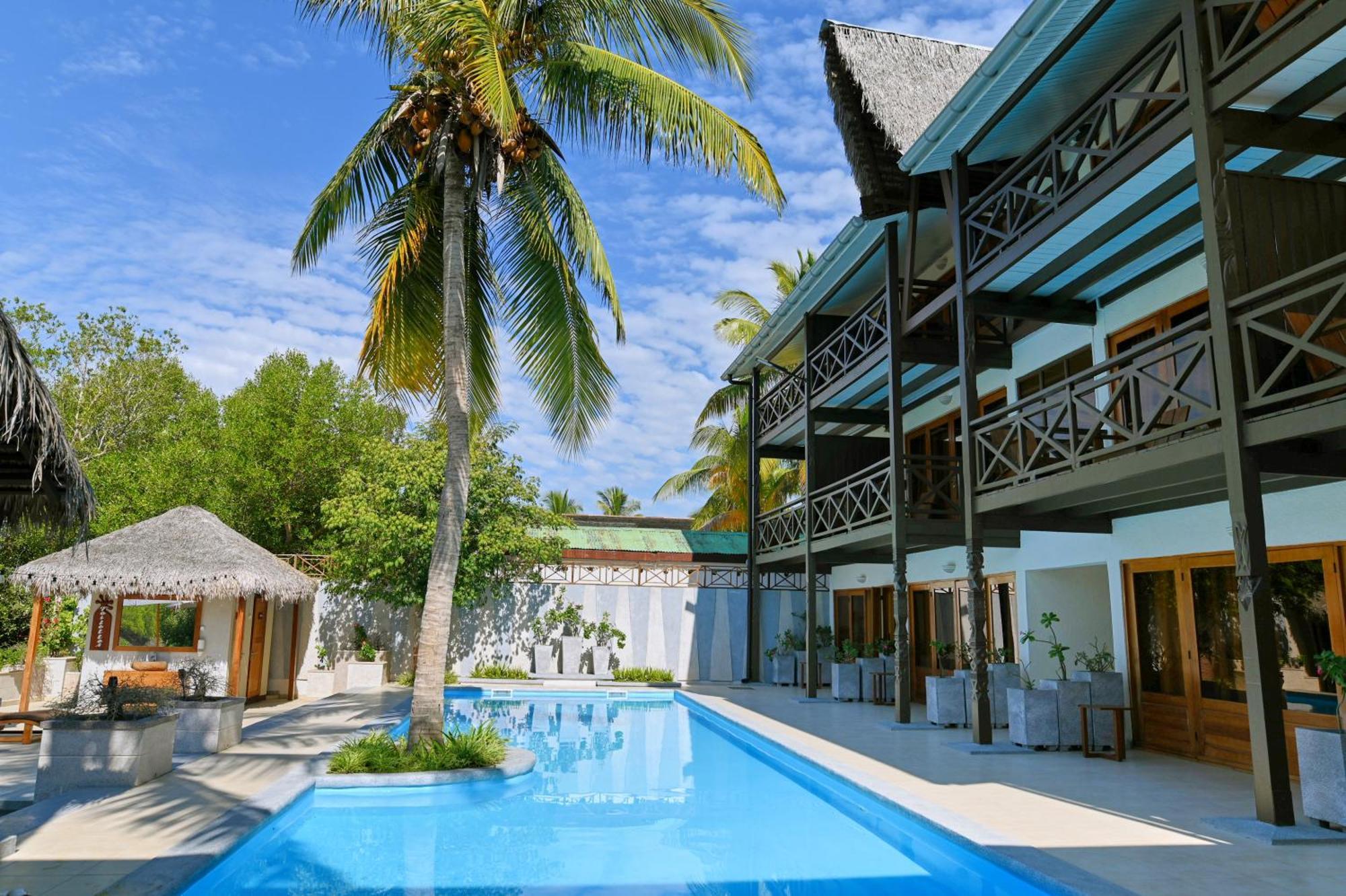 Hotel Baobab Cafe Морондава Екстериор снимка